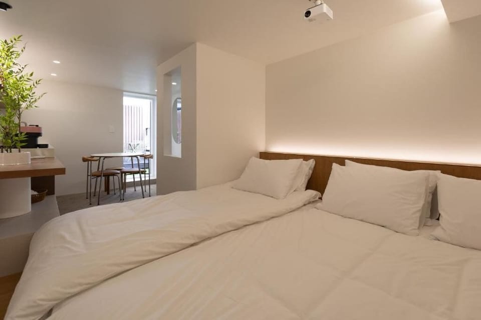 Luxury Suite, Balcony, City View | Blackout drapes, soundproofing, WiFi (free)