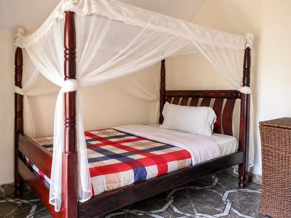 Deluxe Single Room, Balcony, Lake View | Desk, laptop workspace, iron/ironing board, free WiFi