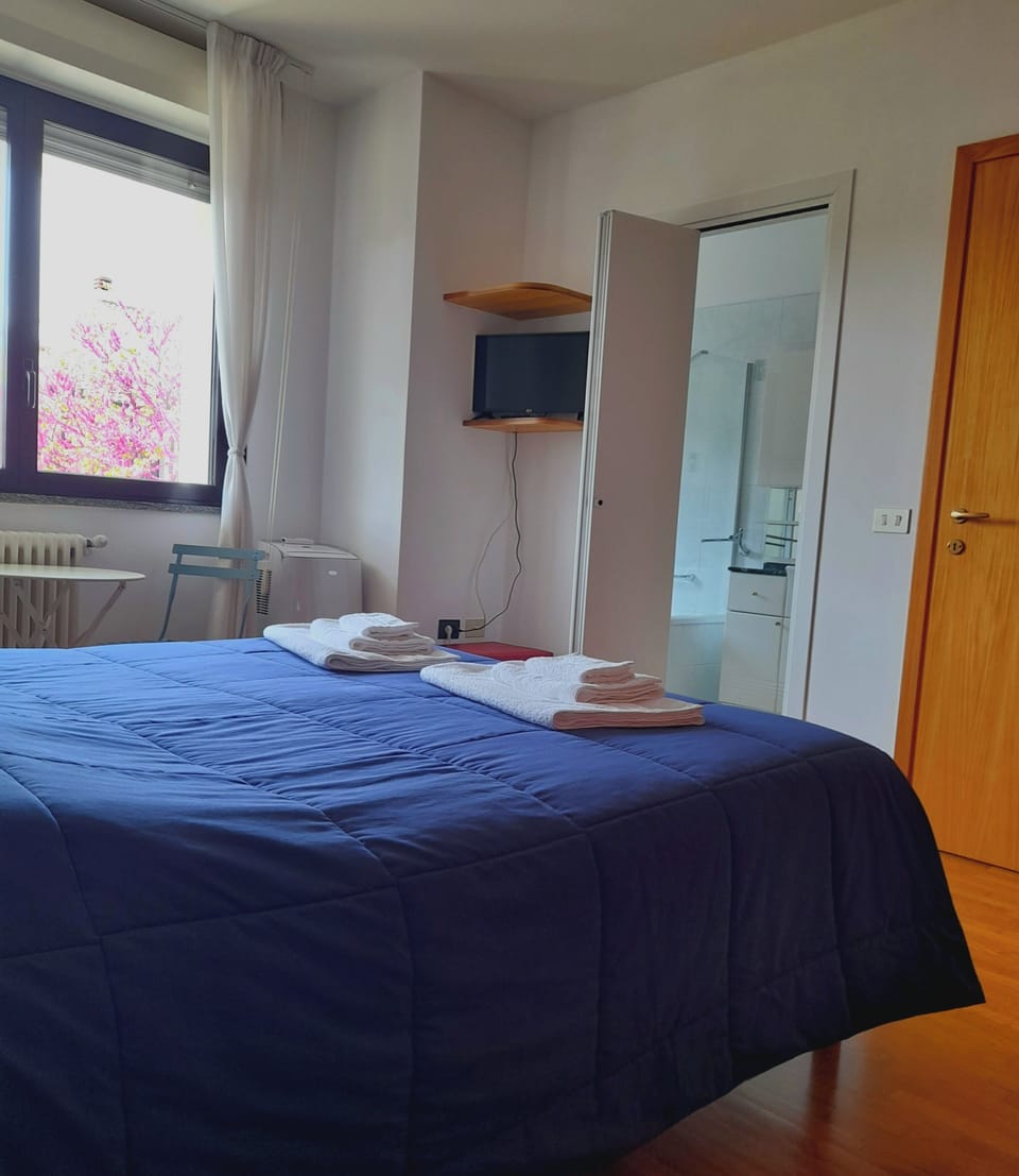 Desk, laptop workspace, free WiFi