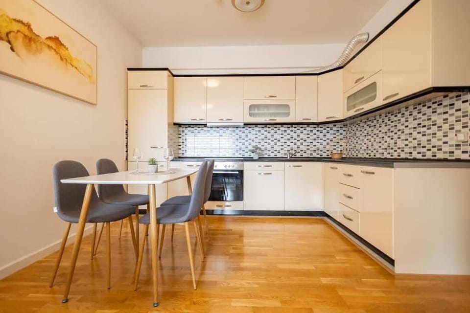 Exclusive Apartment, City View | Private kitchen