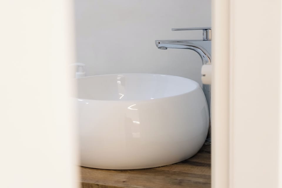 Comfort Double Room | Bathroom | Free toiletries, hair dryer, bidet, towels