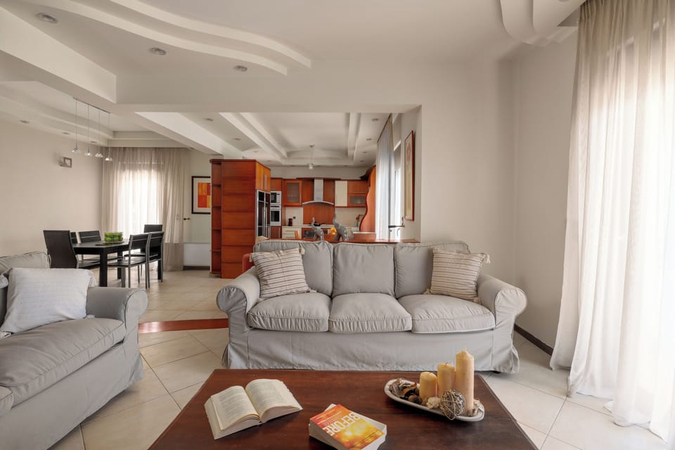Flat-screen TV, fireplace