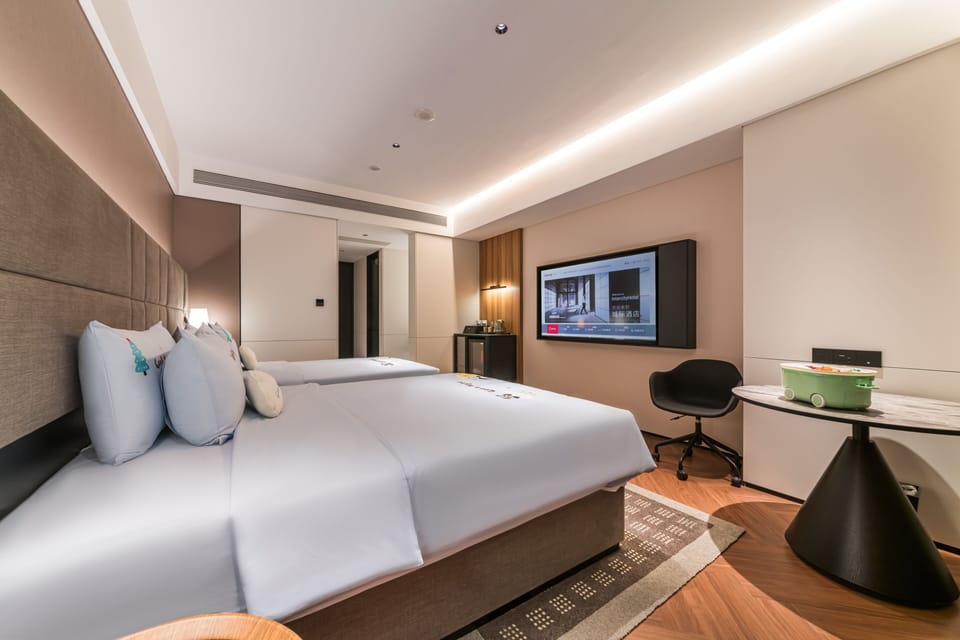 Comfort Twin Room, Mountain View | Premium bedding, free minibar, desk, laptop workspace