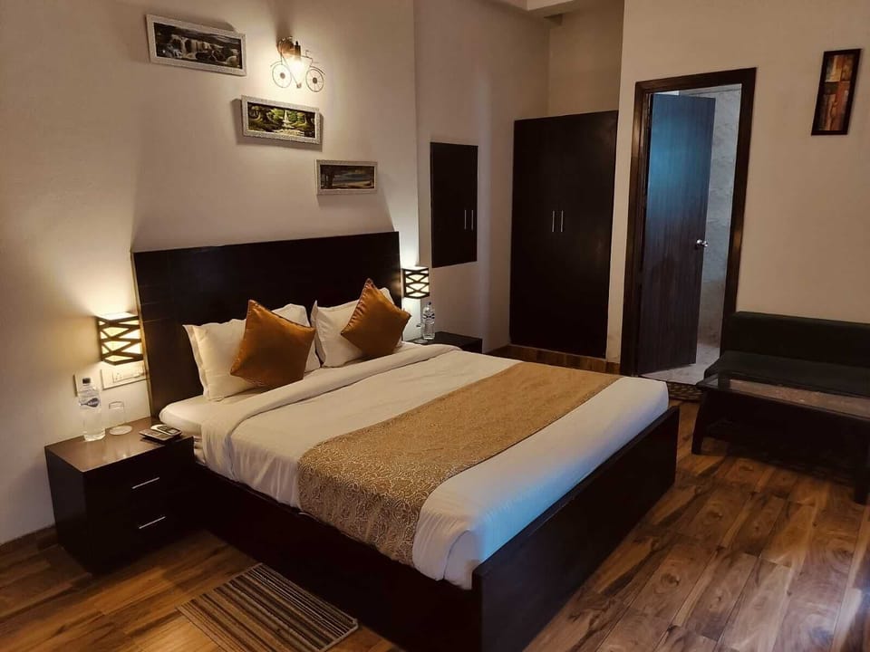 Deluxe Double Room, City View | Desk, free WiFi