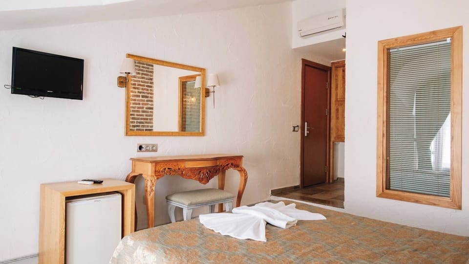 Deluxe Double Room, Balcony, Mountain View | In-room safe, blackout drapes, free WiFi