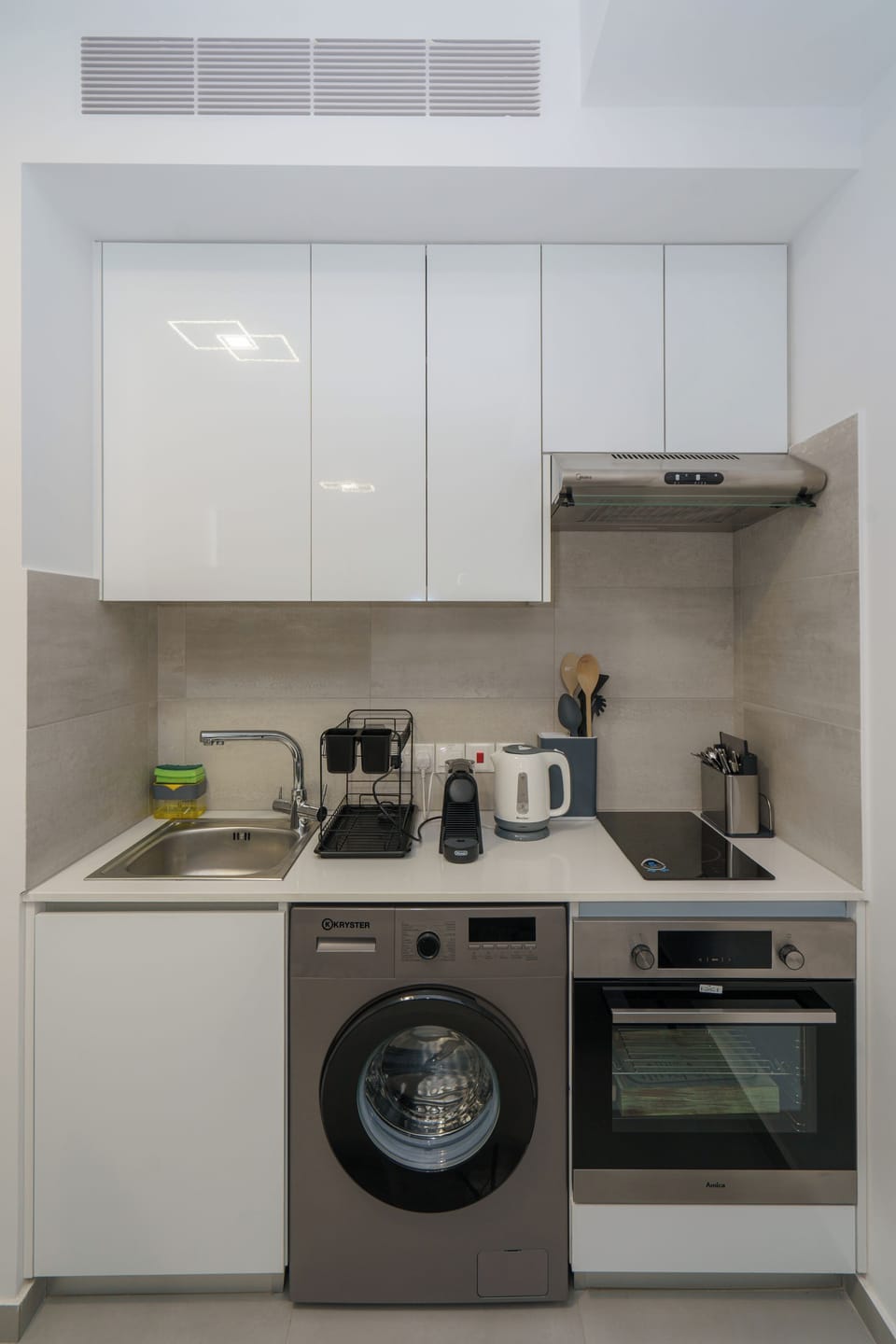 Comfort Studio Suite, Balcony, Beach View | Private kitchen