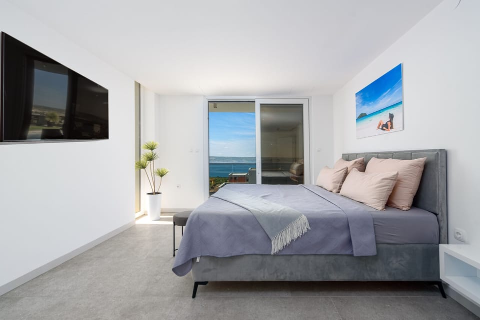 3 bedrooms, bed sheets