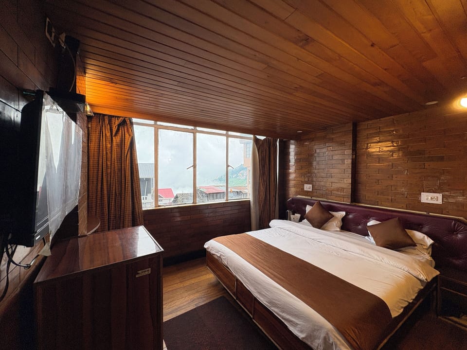 Deluxe Double Room, Valley View | Desk, soundproofing, free WiFi