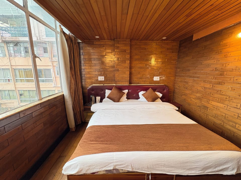 Deluxe Double Room, Valley View | Desk, soundproofing, free WiFi