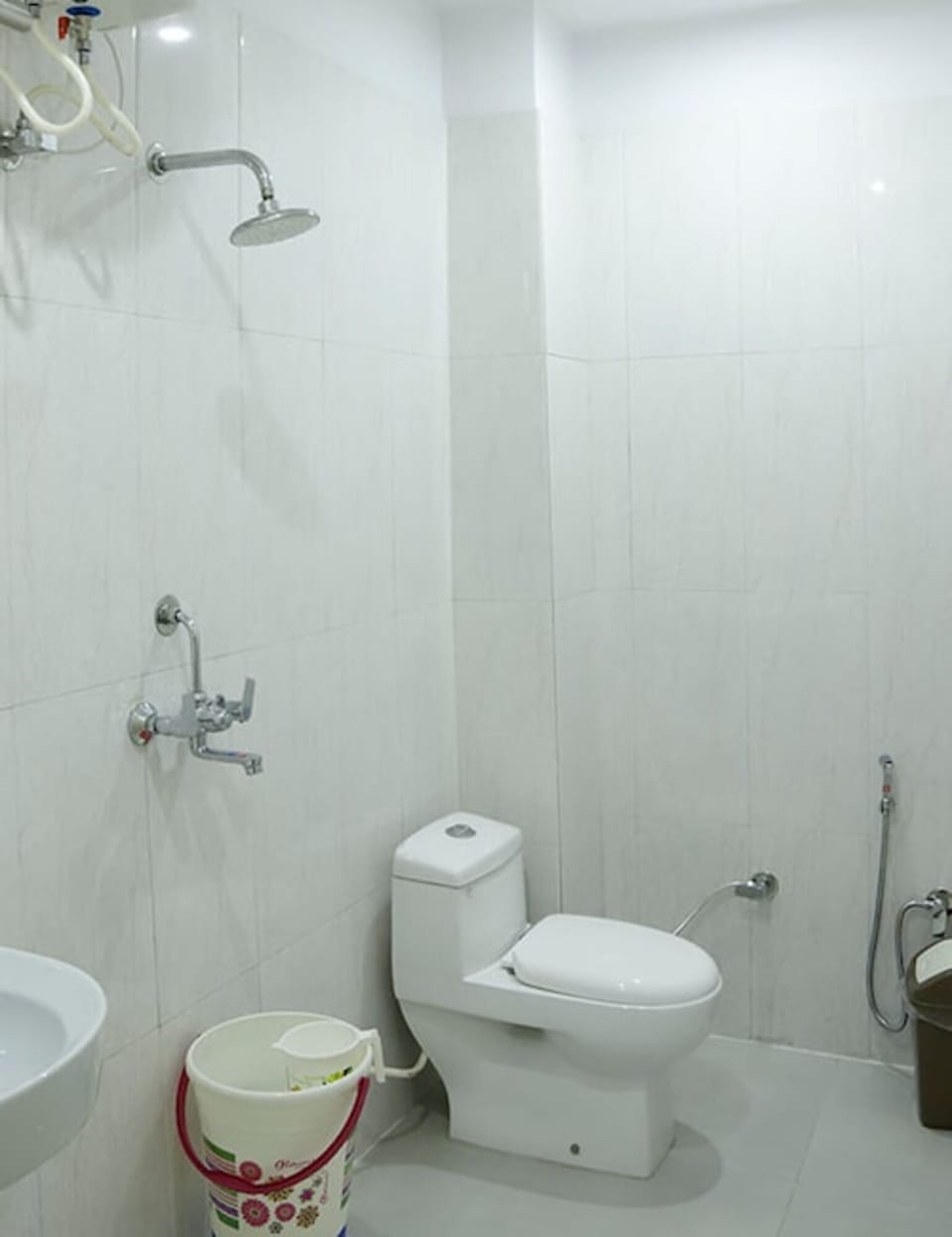 Shower, free toiletries, towels