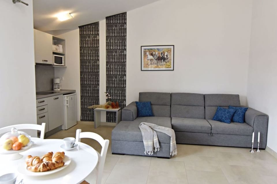 Apartment, 2 Bedrooms, Terrace, Pool View | Living room