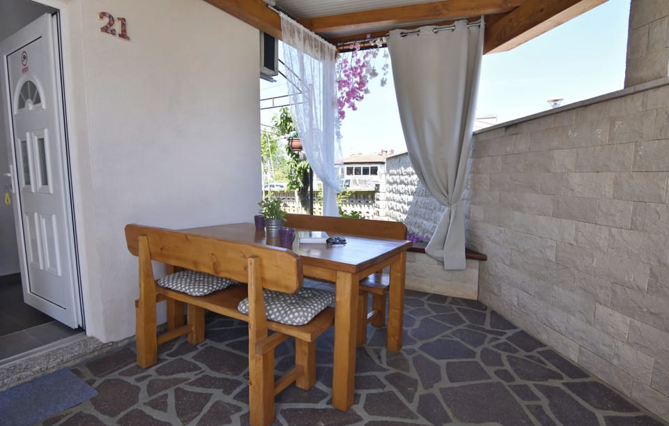 Studio, Patio, Garden View | Dining room