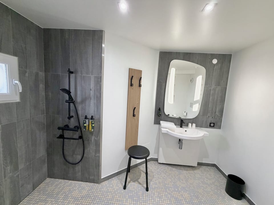Standard Double Room, Mobility Accessible, Non Smoking | Bathroom | Shower, hair dryer, towels