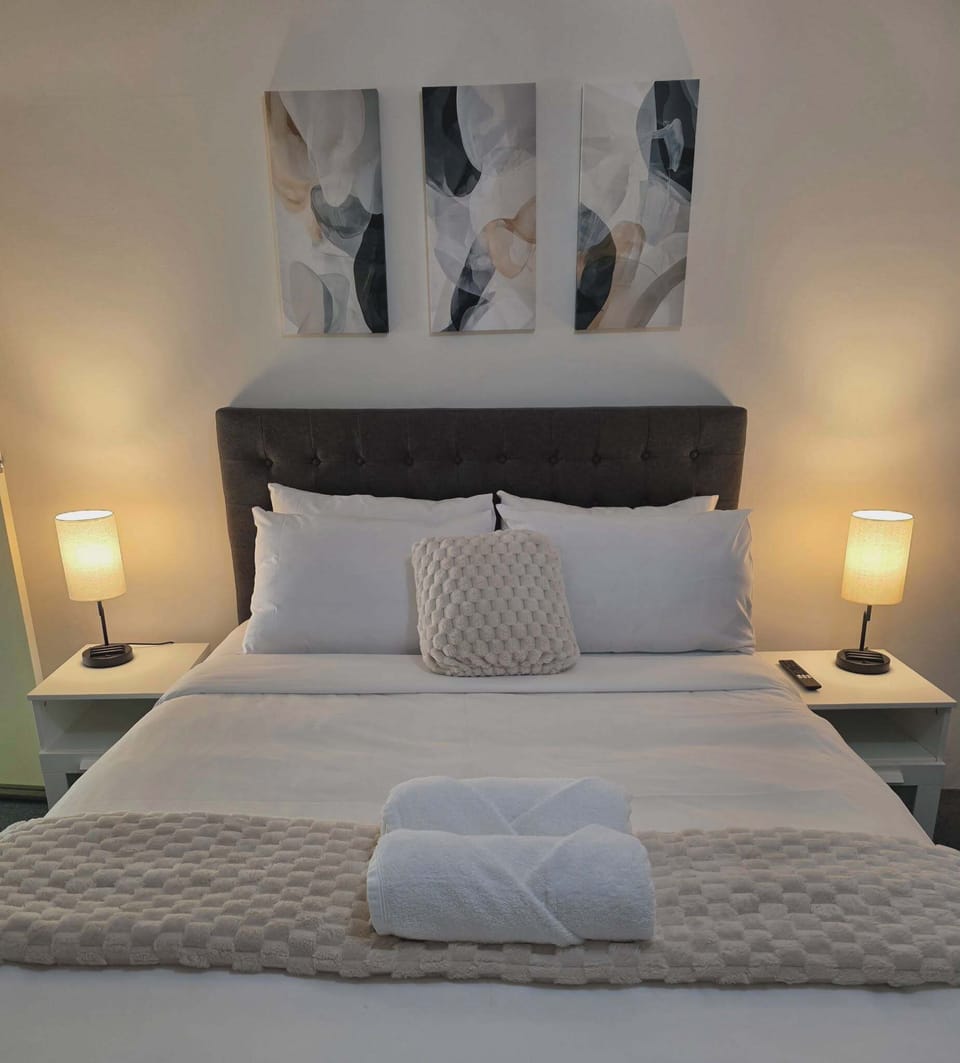 Double Room, 1 Queen Bed | WiFi (free), bed sheets