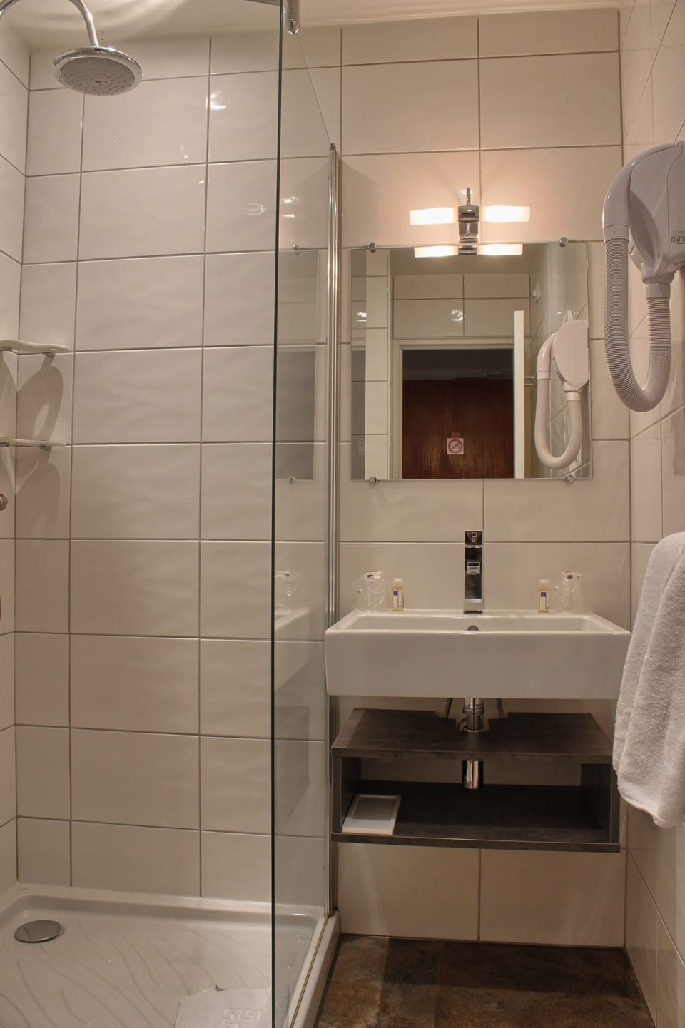 Superior Double Room | Bathroom | Combined shower/tub, hair dryer, towels