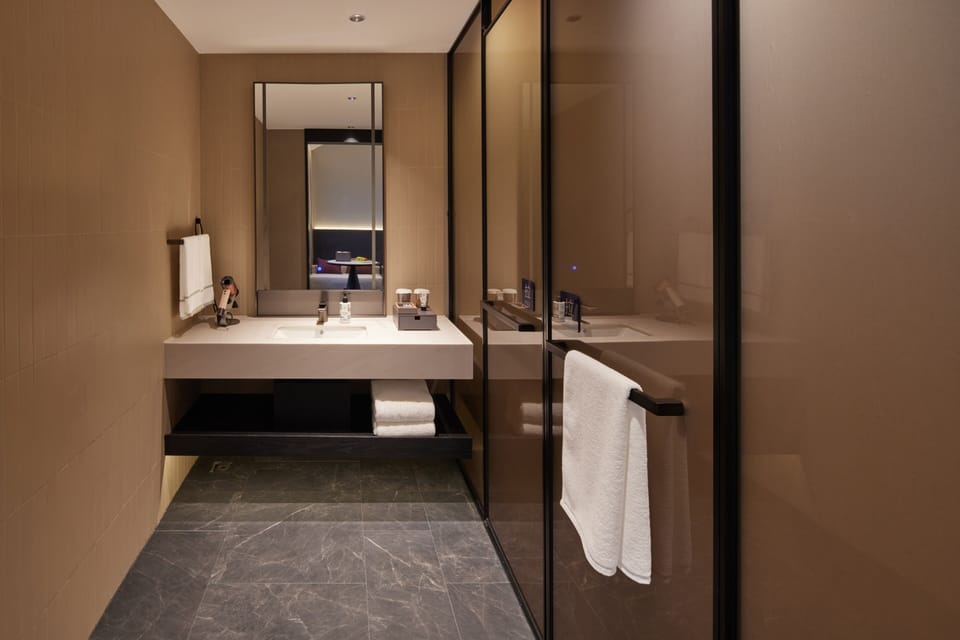 Classic Single Room | Bathroom | Separate tub and shower, free toiletries, hair dryer, bathrobes