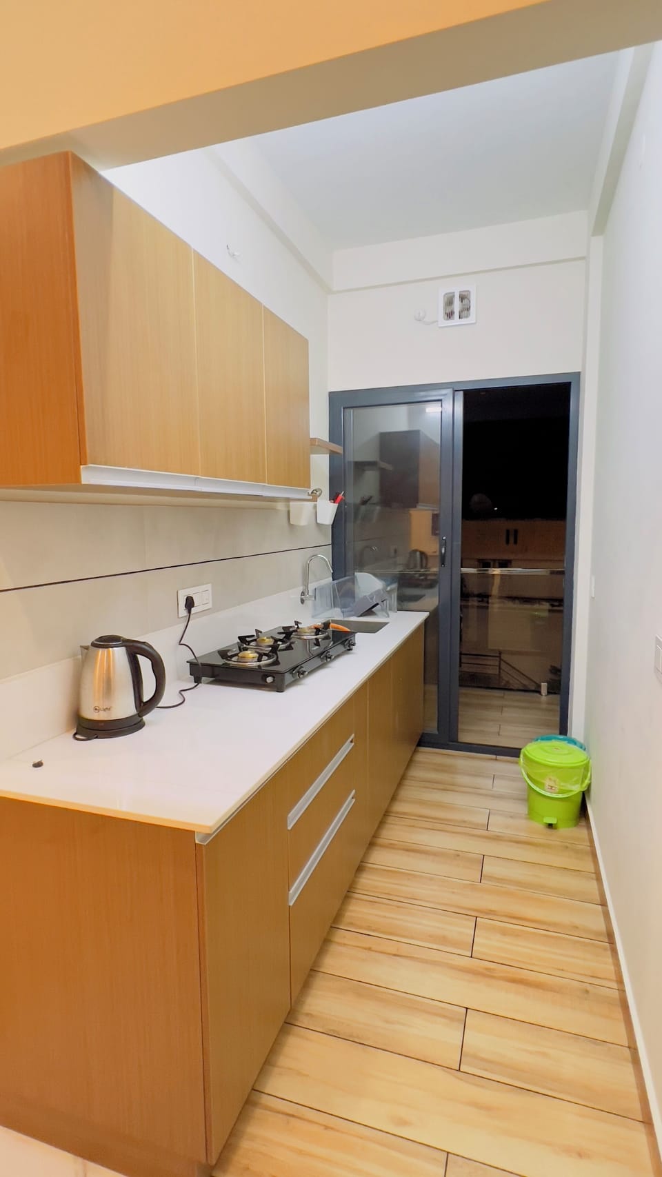Deluxe Apartment | Private kitchen | Fridge, stovetop, cookware/dishes/utensils