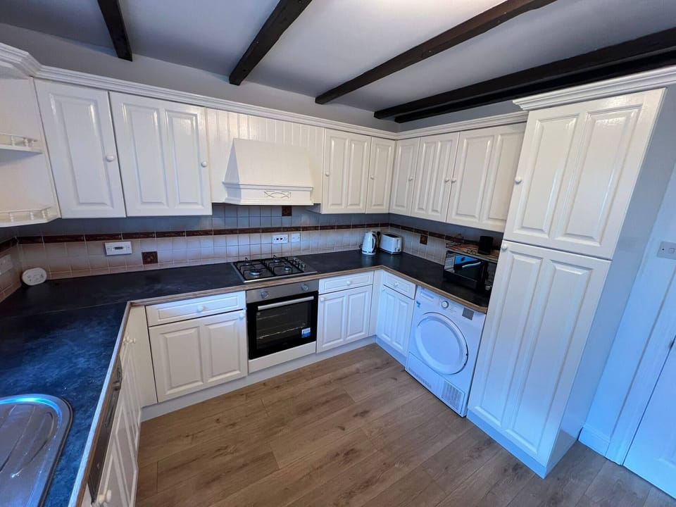 House, 4 Bedrooms, Fireplace | Private kitchen