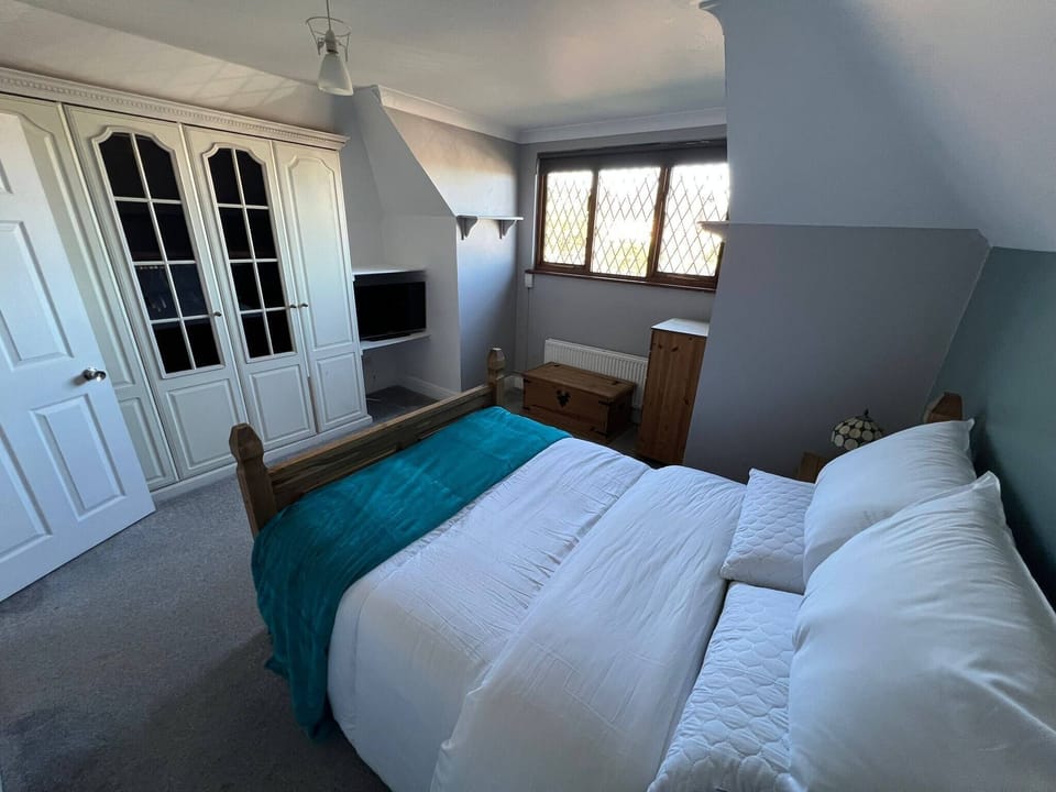 A Village Tranquil Modern Tudor House sea Views House in Brighton