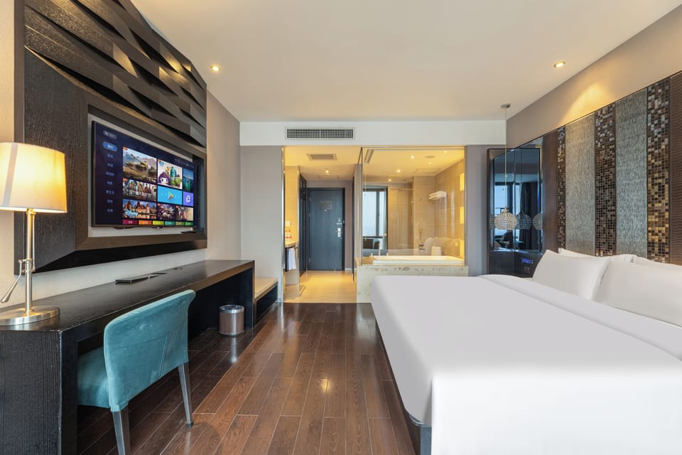 Business Single Room | Down comforters, free minibar, in-room safe, desk