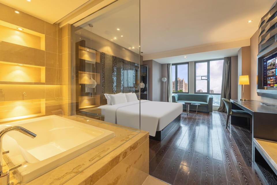 Business Single Room | Down comforters, free minibar, in-room safe, desk