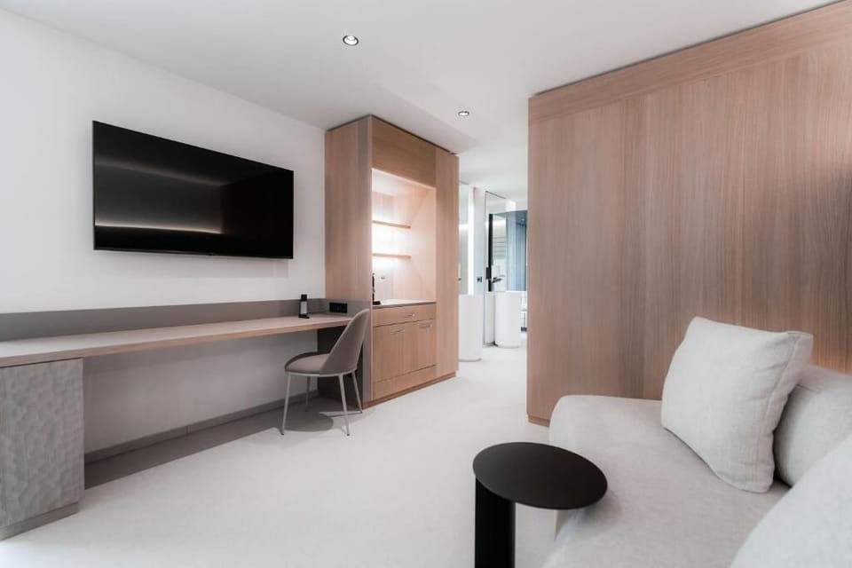 Suite, Sauna, Mountain View | Living area | 32-inch TV with satellite channels, table tennis, books