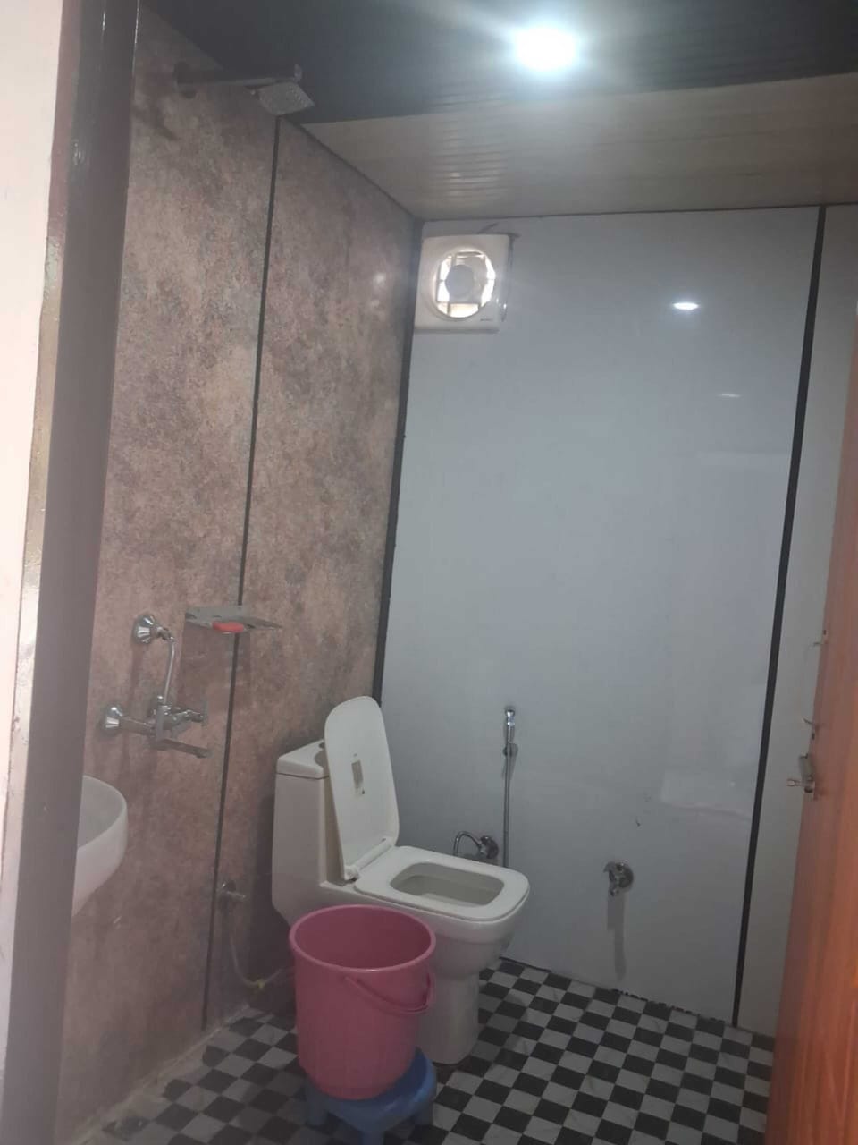 Triple Room | Bathroom | Shower, free toiletries, soap, shampoo