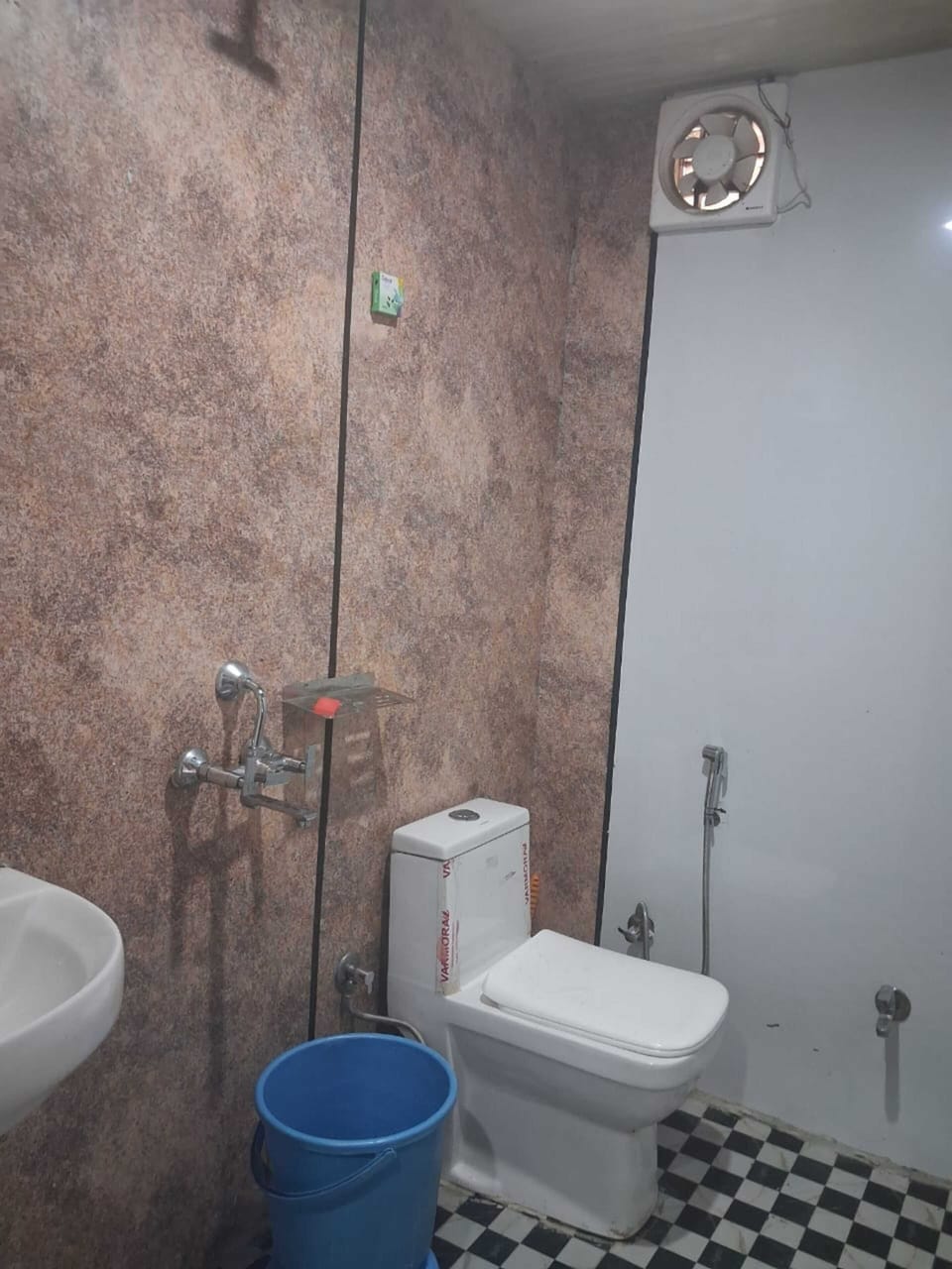 Double Room | Bathroom | Shower, free toiletries, soap, shampoo