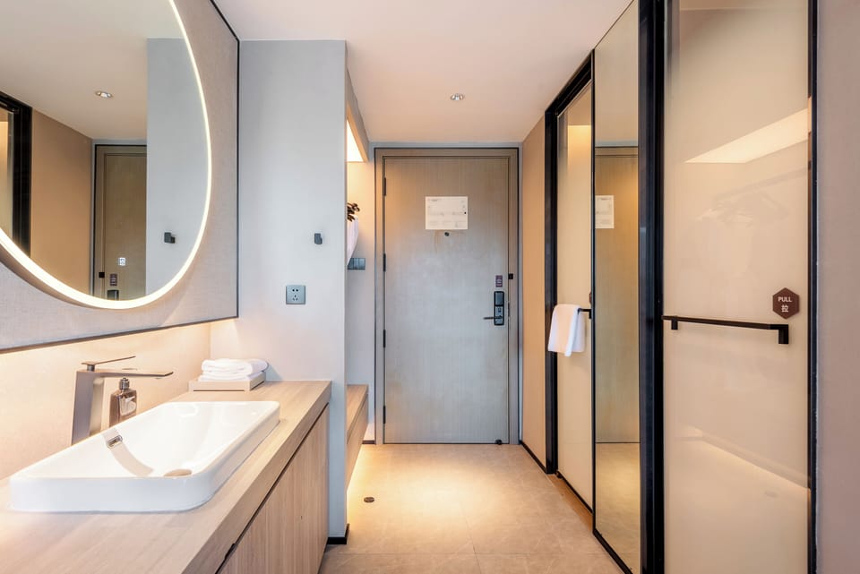 Business Single Room | Bathroom | Shower, rainfall showerhead, free toiletries, hair dryer