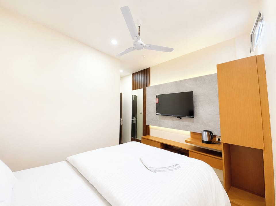 Executive Double Room, Air conditioning | Hypo-allergenic bedding, desk, soundproofing, free WiFi