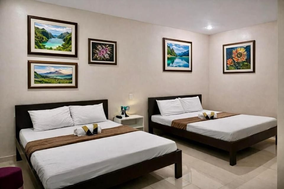 Family Room | Desk, free WiFi
