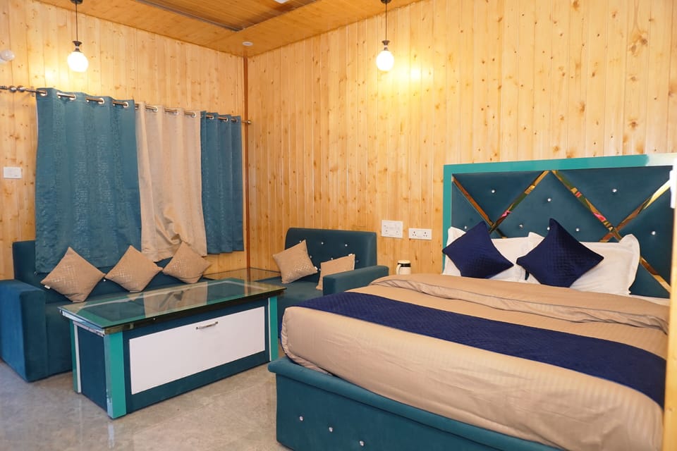 Deluxe Room, City View | Desk, laptop workspace, free WiFi