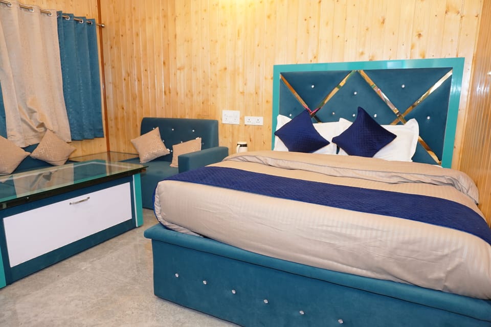 Deluxe Room, City View | Desk, laptop workspace, free WiFi