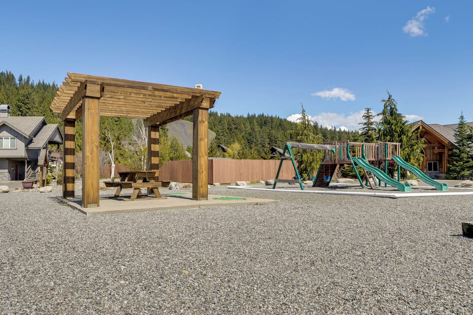 Hot Tub & Fire Pit! Pet-friendly Gem 2 Mi to Lake Cottage in Roslyn