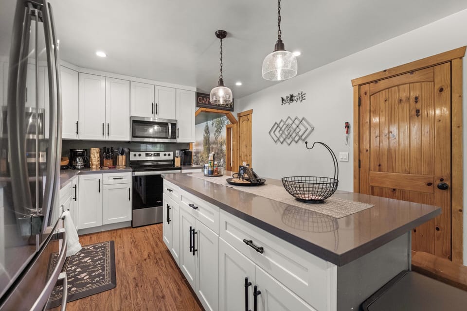 Signature House, 4 Bedrooms, Hot Tub, Mountain View | Private kitchen | Coffee/tea maker, fridge, microwave, oven