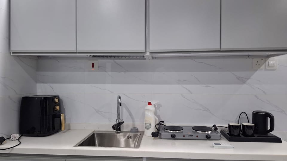 Basic Apartment, City View | Private kitchen