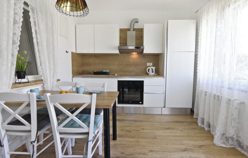 Apartment, 1 Bedroom, Patio, Garden View | Dining room