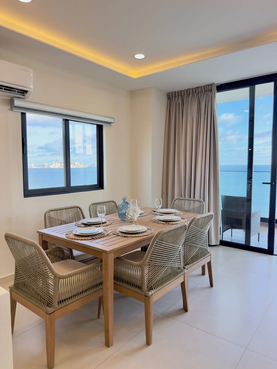 Deluxe Suite, Balcony, Beach View | Dining room