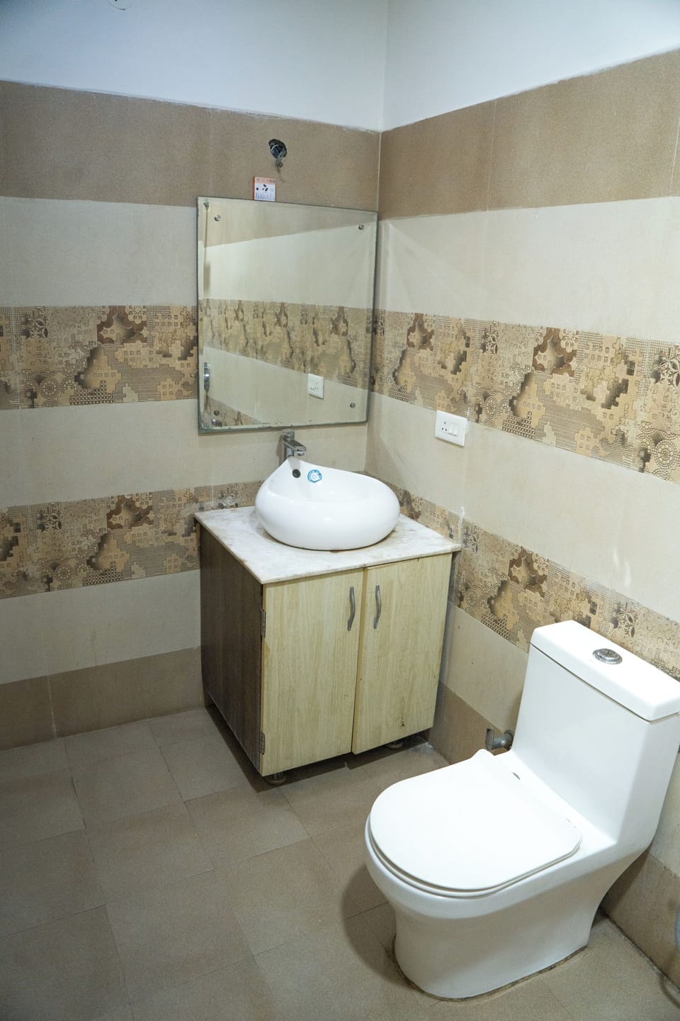Deluxe Double Room, City View | Bathroom | Slippers, towels, soap, shampoo