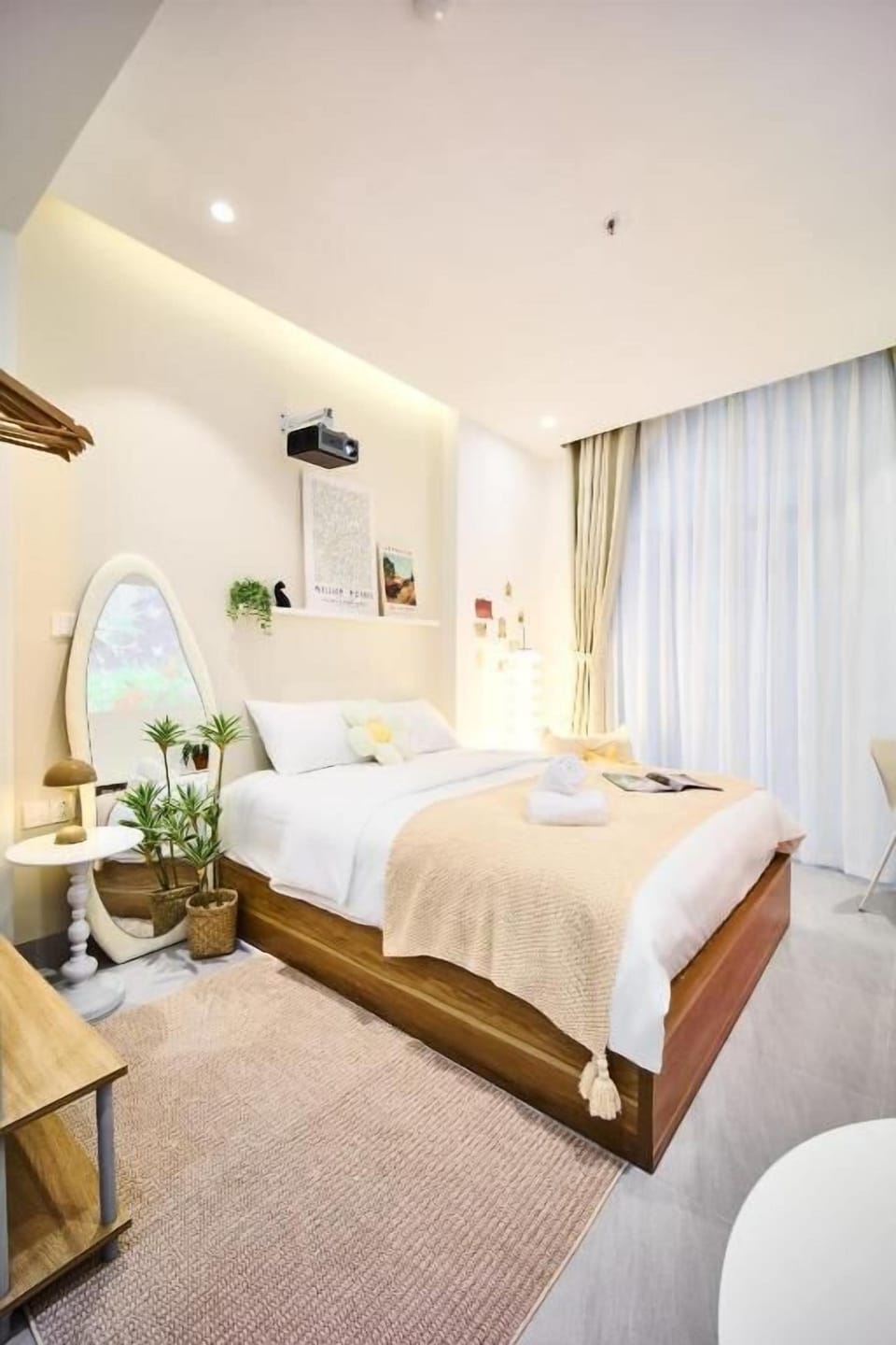 Deluxe Studio, 1 Queen Bed, Balcony | Minibar, soundproofing, WiFi (free)