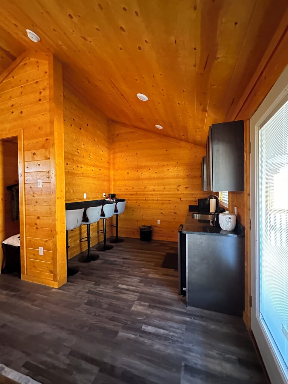Standard Single Room, Patio | Private kitchen | Mini-fridge, microwave, cookware/dishes/utensils