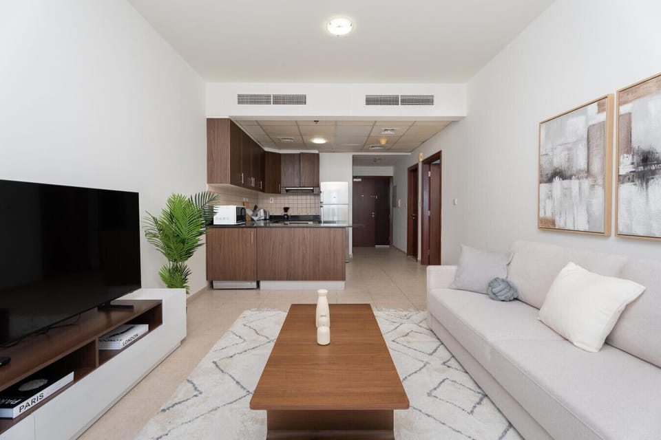 Executive Apartment, 1 Bedroom, Kitchen, Bay View | Living area | 55-inch Smart TV with satellite channels, Netflix, Hulu