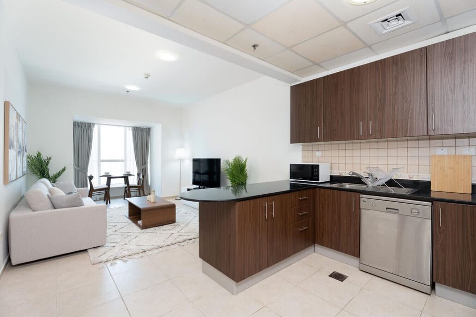 Executive Apartment, 1 Bedroom, Kitchen, Bay View | Private kitchen | Full-size fridge, microwave, oven, stovetop