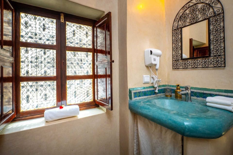 Twin Room, Private Bathroom (Chambre Jumeaux) | In-room safe, free WiFi