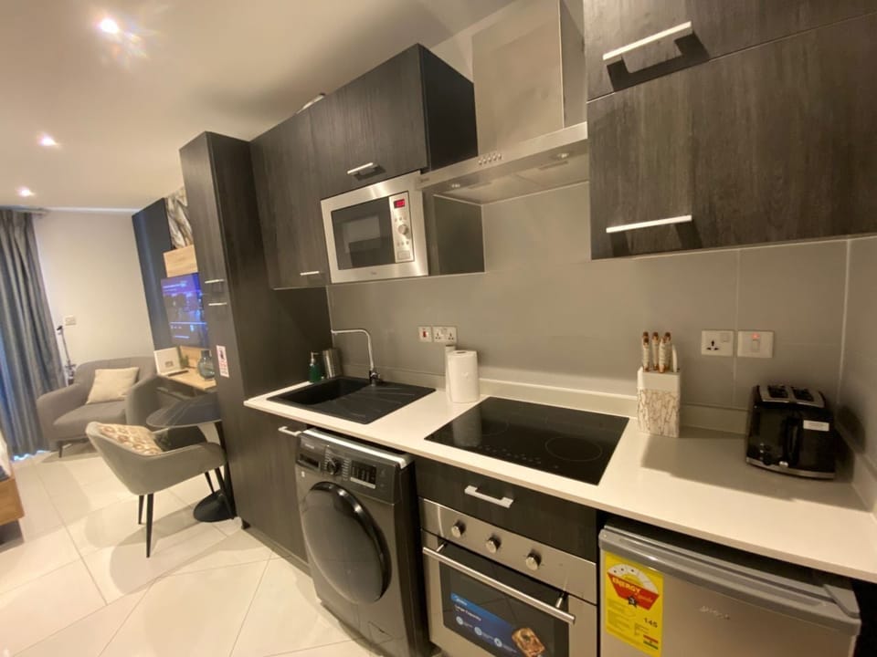Studio Suite, City View | Private kitchen