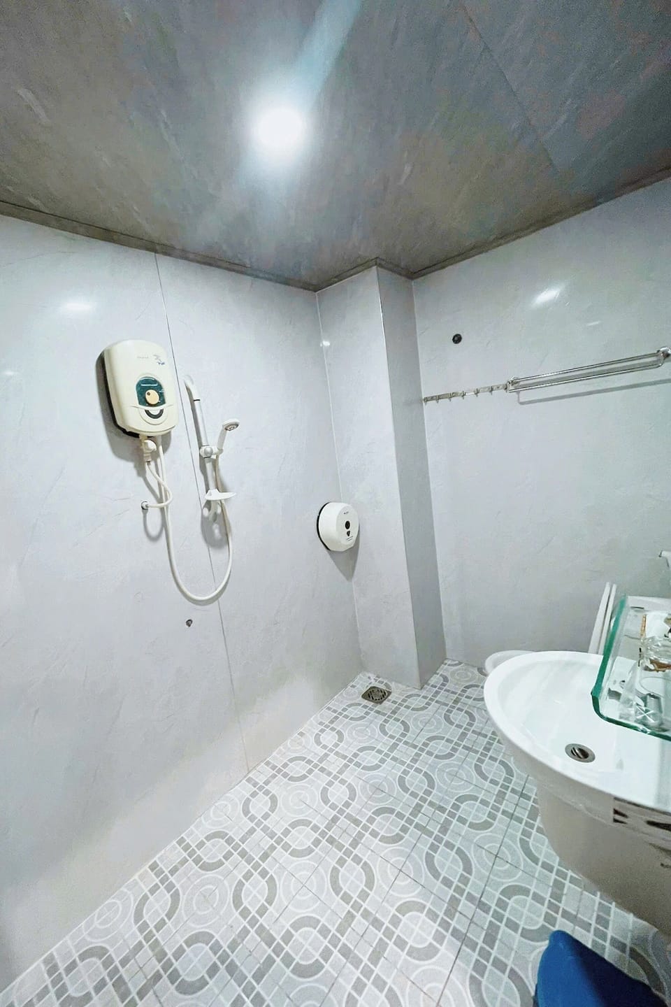 Shower, rainfall showerhead, free toiletries, hair dryer