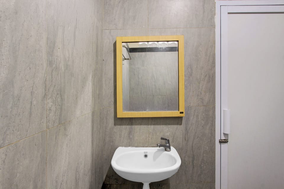 Deluxe Twin Room | Bathroom | Shower, towels