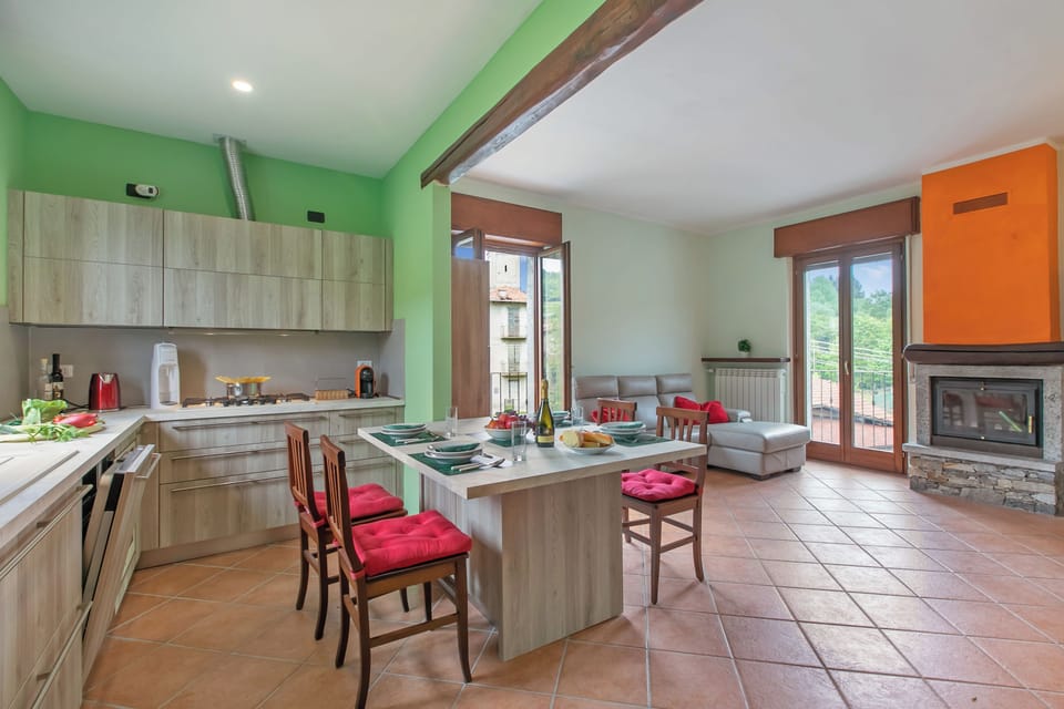 Family Townhome, 2 Bedrooms, Balcony (La Dimora Dei Colori Private Garden) | Dining