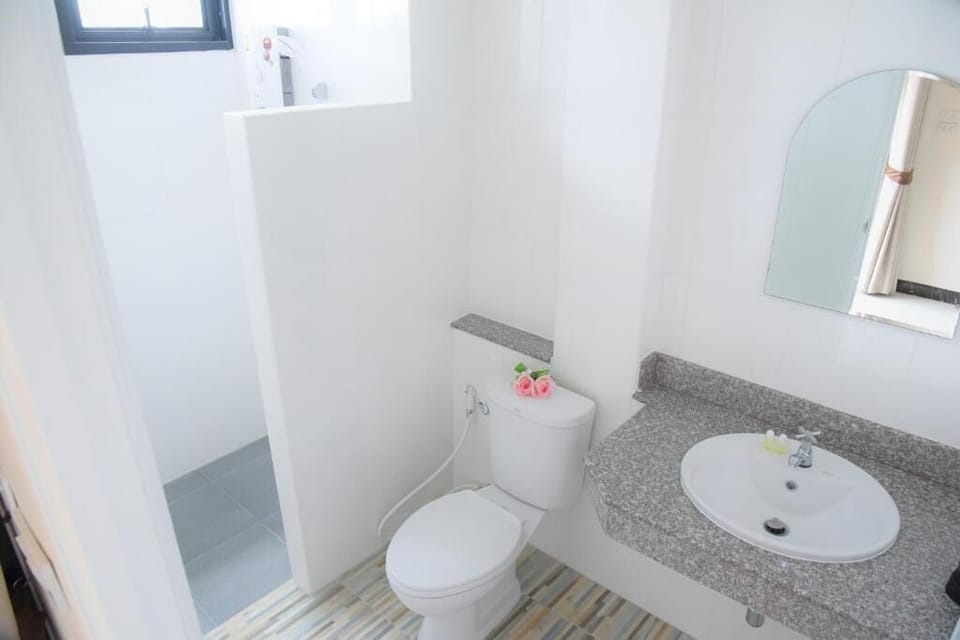 Shower, free toiletries, towels
