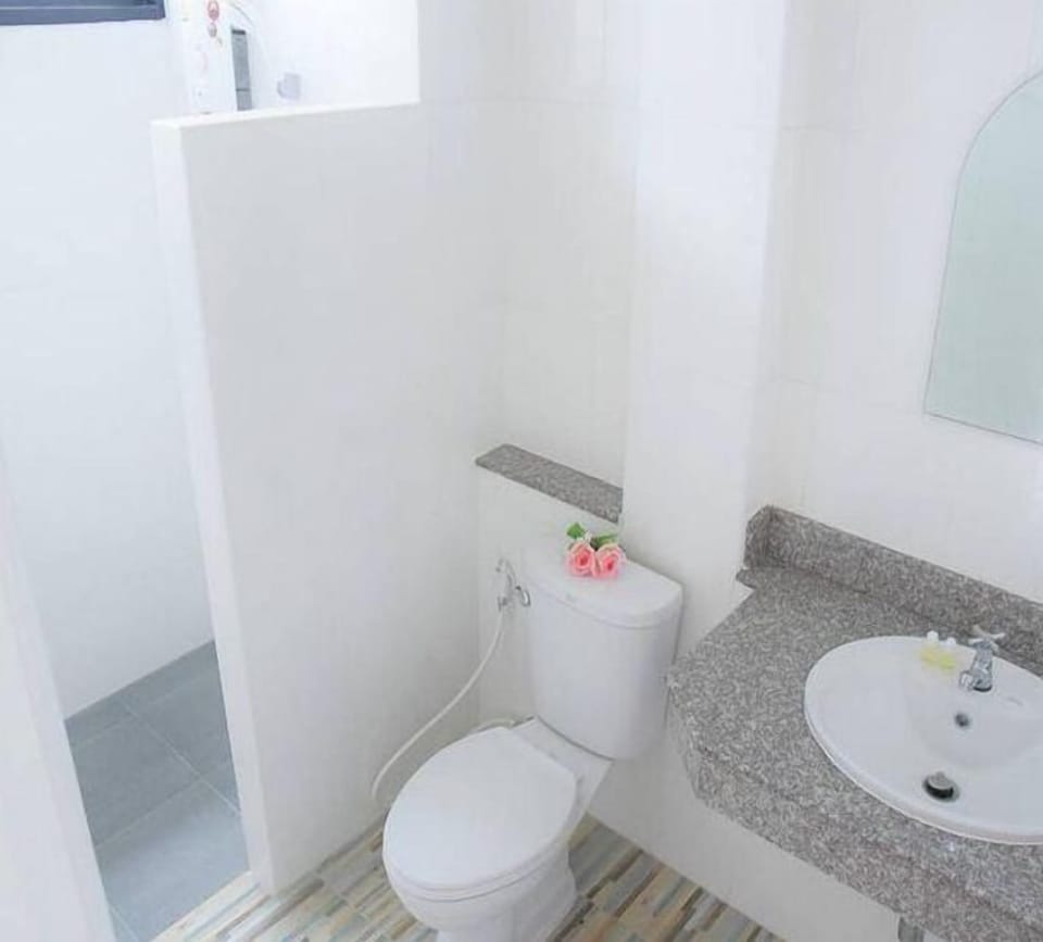Shower, free toiletries, towels